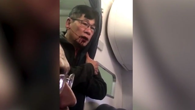 Incidentes United Airlines - Doctor BEATEN by Police on United Airlines Flight