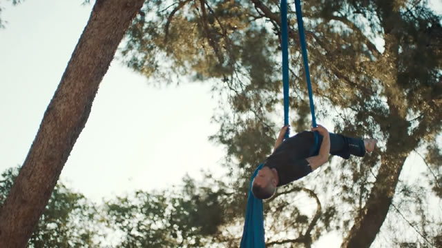 Manel Alcaide - Acrobat - Visualfy