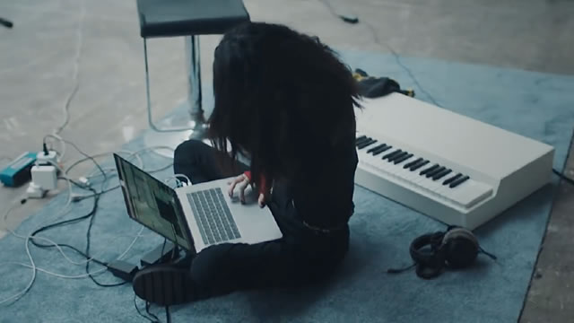 Behind the Mac - Grimes