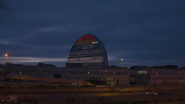 La Vela de BBVA iluminada por el Día del Orgullo LGTBI
