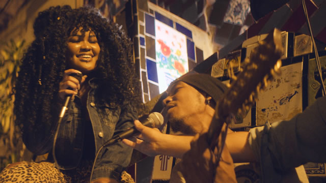 Em busca de identidade - Tabatha Aquino