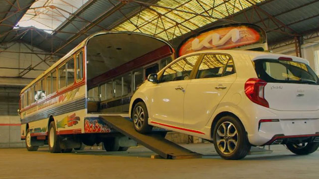 Un auto dentro de un bus