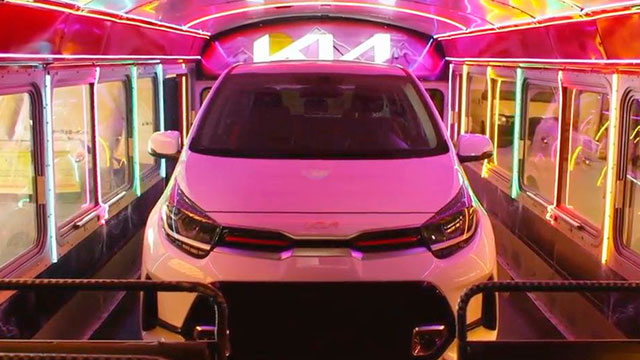 El primer car showroom dentro de un bus (El Ojo 2022)