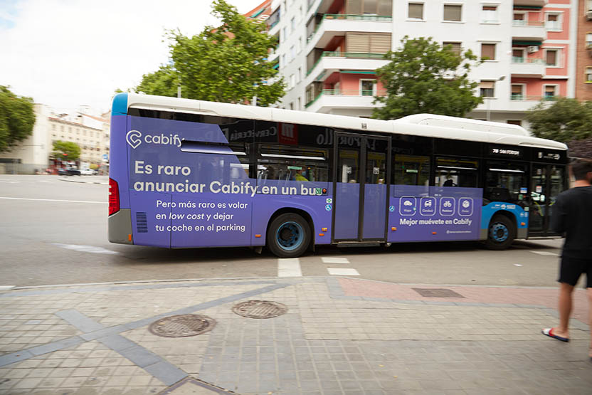 Es raro anunciar Cabify en un bus 04