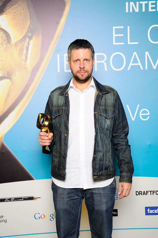 El Mejor Director Creativo de Brasil, Anselmo Ramos, posa con su premio