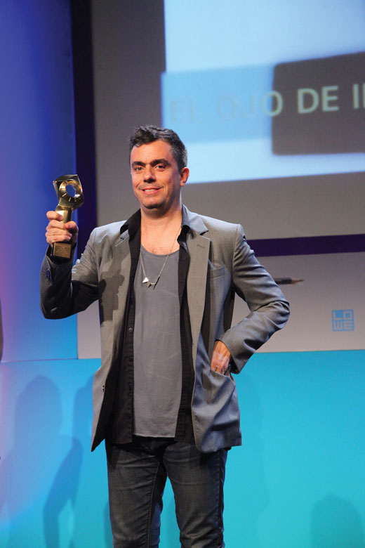 Andy Fogwill en el escenario con su premio al Mejor Realizador de Argentina