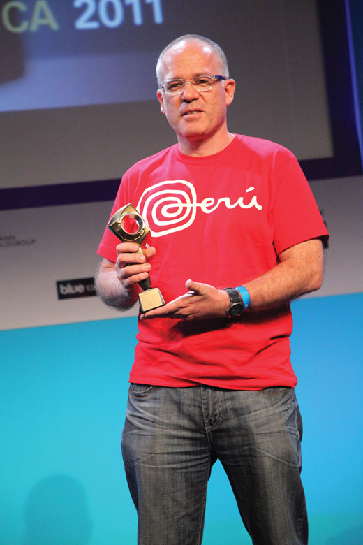 Flavio Pantigoso (Y&R Perú) posa con el reconocimiento al Mejor Director Creativo de Perú