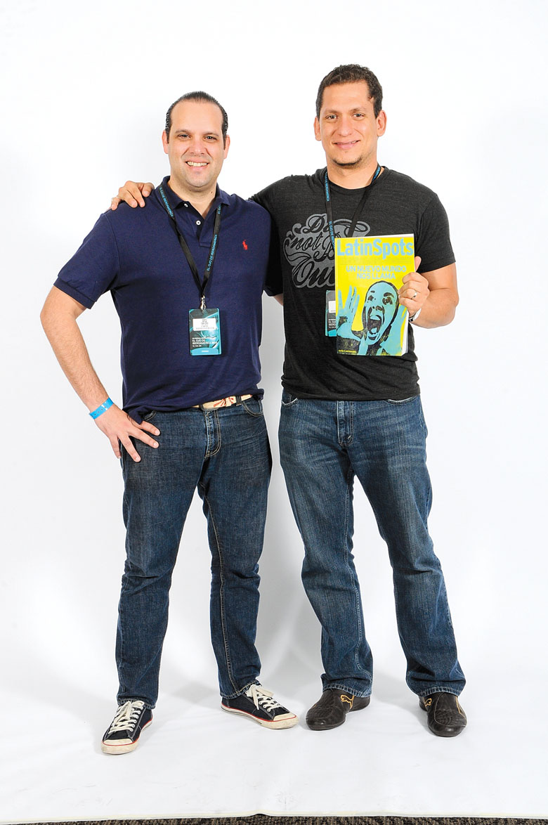 Rodolfo Borrell y Miguel Calderón, Presidente del Jurado de El Ojo 2011 posan junto a la edición aniversario de LatinSpots