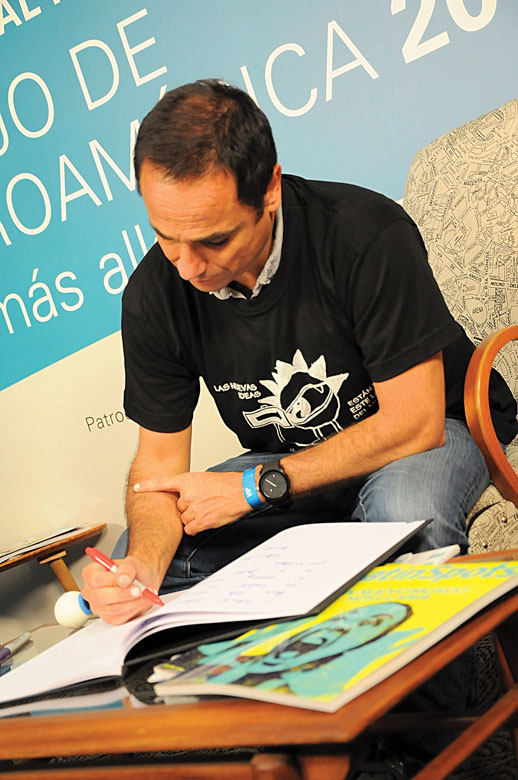 Pablo Del Campo firma el libro de Conferencistas 2011