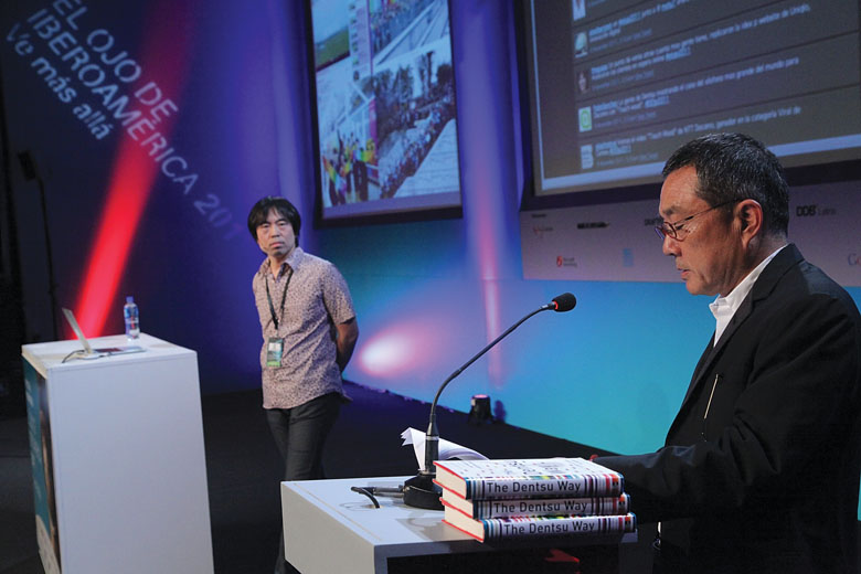 Yasuharu Sasaki y Kotaro Sugiyma en el escenario del Hilton