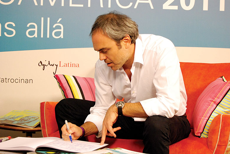 Luciano Deos firma el libro de conferencistas 2011