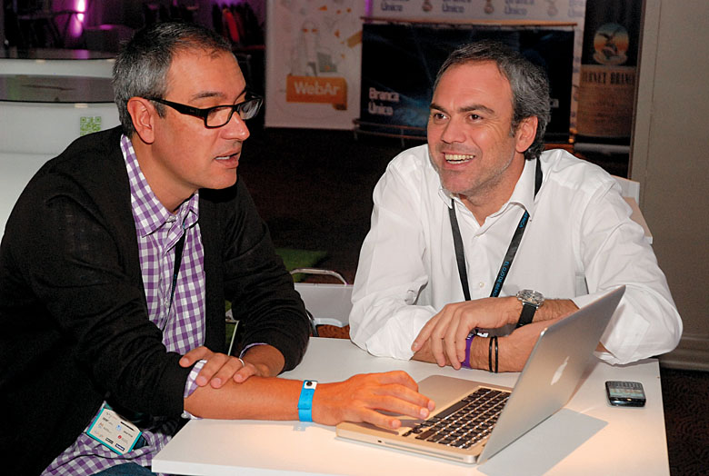 José Miguel Sokoloff y Luciano Deos se divierten previo a la conferencia del segundo