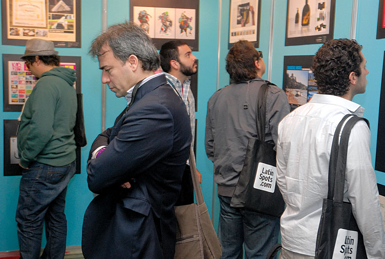 El público asistente a El Ojo disfruta de la muestra gráfica del festival