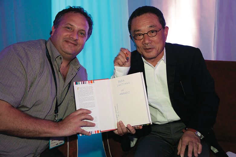 Kotaro Sugiyma junto a Santiago Keller y el nuevo libro de Dentsu