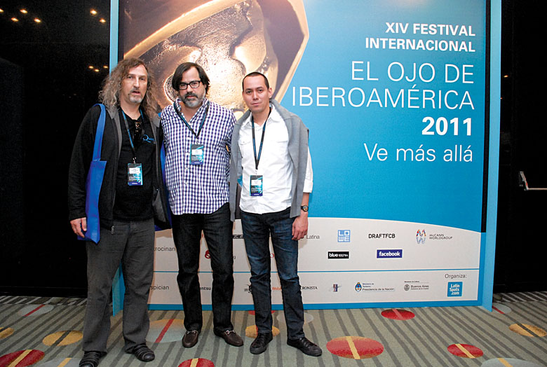 Stanley posa junto a Samper colegas en los pasillos de El Ojo de Iberoamérica 2011