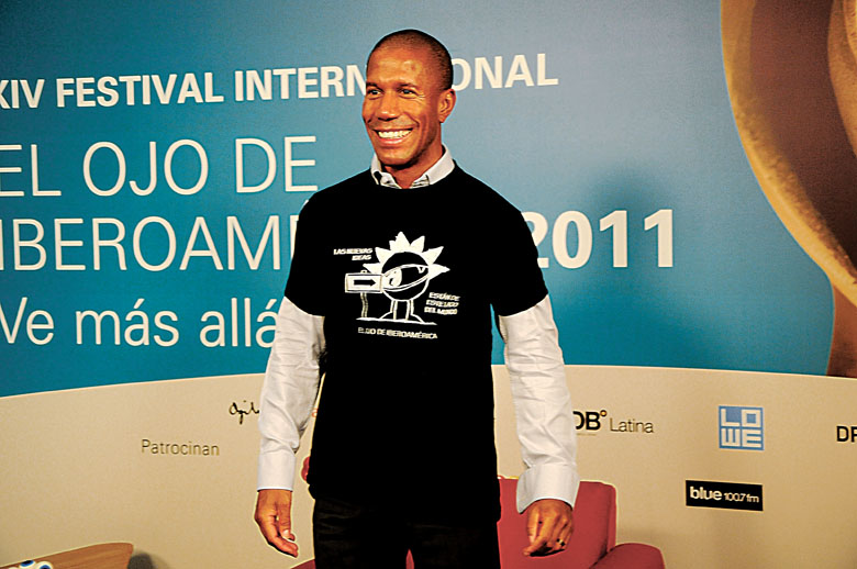 Torrence Boone, de Google luego de su conferencia con la remera de El Ojo