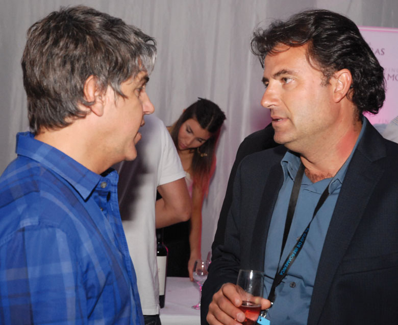 Fernando Bellotti, presidente de Leo Burnett Argentina charla con Horacio Genolet, CEO de Ogilvy México en el cocktail de cierre de El Ojo 2011