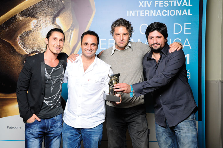 De Izquierda a Derecha: Maxi Itzkoff, Pablo Del Campo, Miguel Tornquist y Mariano Serkin, con el galardón a Mejor Agencia de la región para Del Campo Nazca Saatchi & Saatchi