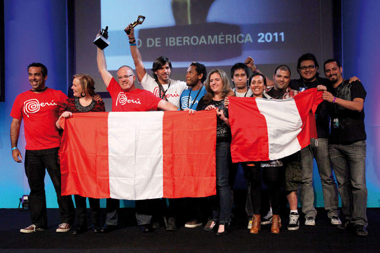 Perú festeja. La agencia Young & Rubicam con Flavio Pantigoso a la cabeza,  e Isabella Falco directora de Imagen País de PromPerú, Comisión de Promoción del Perú para la Exportación y el Turismo, reciben el Gran Ojo PR/Contenido