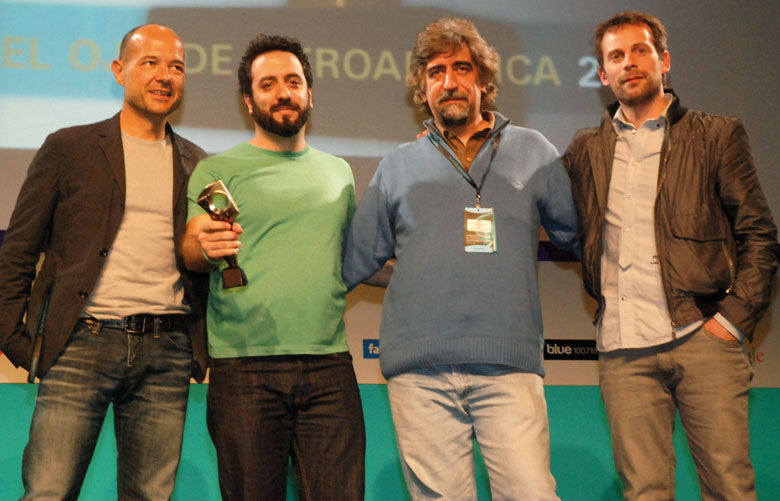 José María Roca de Viñals le entrega al equipo de Draftfcb Argentina uno de sus oros en gráfica