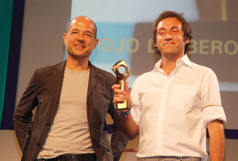 César Agost Carreño, recibe el oro en gráfica que se llevó su agencia, Ogilvy Chile