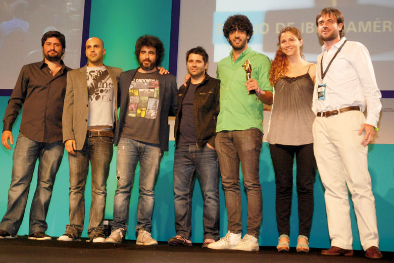 Mariano Serkin entrega el oro en Cine/TV que el equipo de Leo Burnett Argentina se llevó por Bon o bon gigante para Arcor
