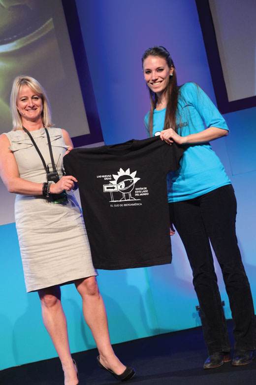 Emma Wilkie recibe la remera de El Ojo luego de su conferencia