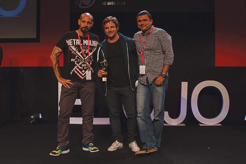 McCann Lima recibiendo premios