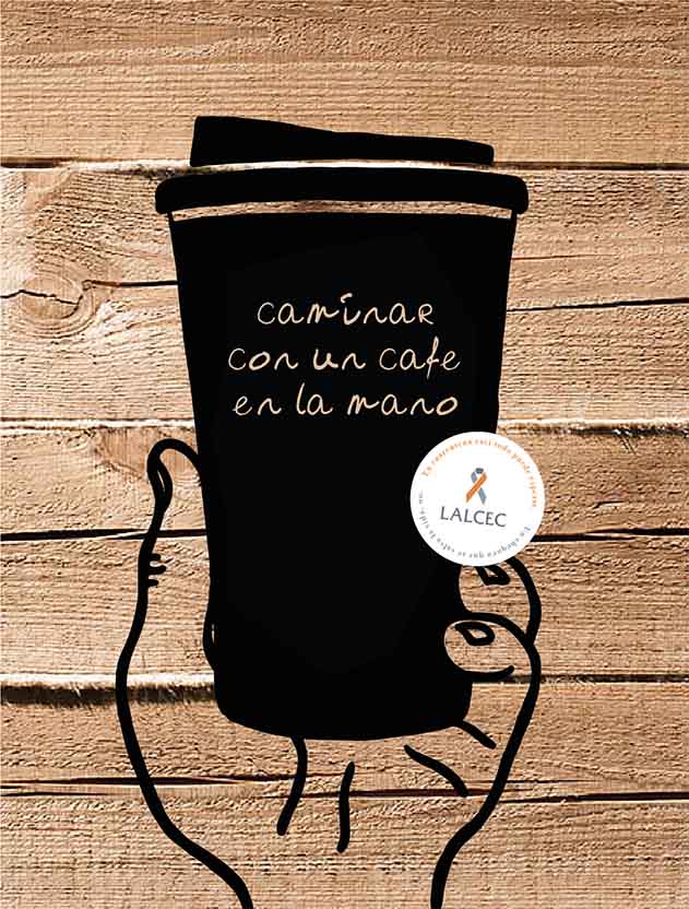 Caminar con un café en la mano