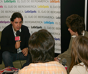 Silvio Matos, luego de su conferencia, junto a los periodistas.