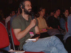 Asistente preguntando a conferencistas