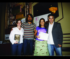 La gente de Leo Burnett y el equipo de Bazuka con el premio al Mejor Comercial de Perú. 