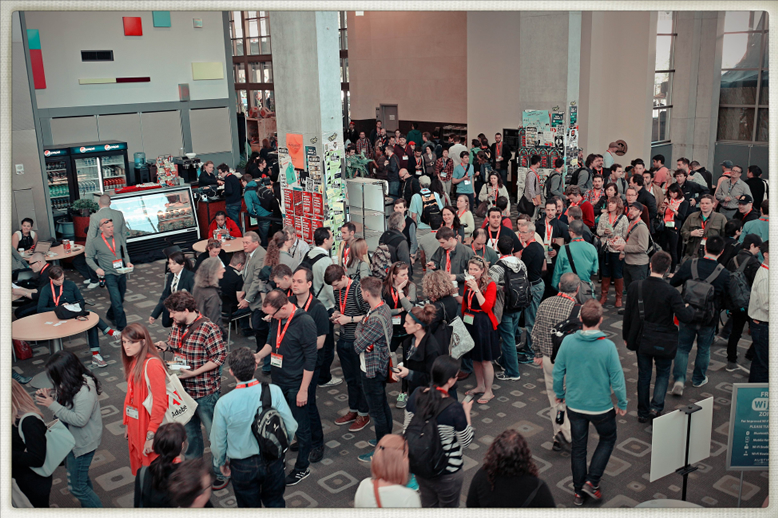 Colas en los pasillos del convention center, una escena recurrente