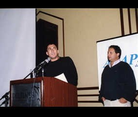 Javier Grana, de JWT Lima agradece su premio.