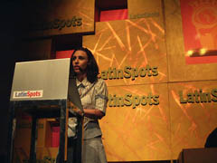 Karina presentando al primer conferencista