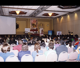 El salón mediterráneo, lleno durante la presentación de El Ojo 2005.