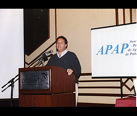 Santiago Keller Sarmiento, presidente de El Ojo, presenta el reel de ganadores 2005.